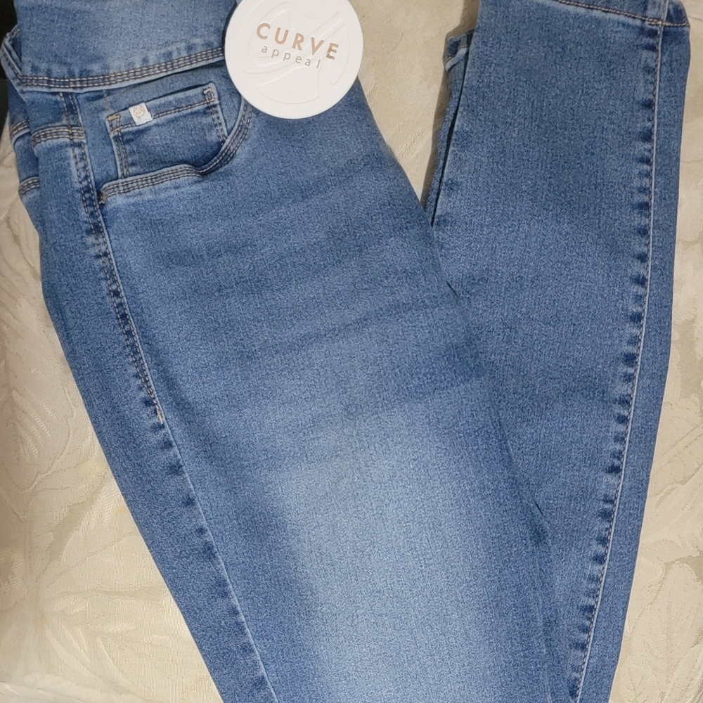 Curve Appeal Curve Creator Stretch Jeans. Size  6/28.